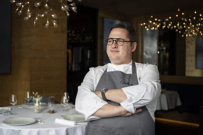 Le chef d'origine française Benoit Carcenat prend la pose pour le photographe dans l'hotel, restaurant "Valrose", ce mercredi 2 novembre 2022, a Rougemont. Benoit Carcenat a ete sacre ce lundi "Cuisinier de l'annee 2023" par le GaultMillau Suisse. Le guide gastronomique lui decerne 18 points sur 20.(KEYSTONE/Anthony Anex)