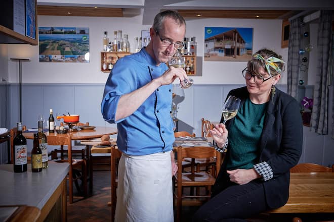 Pailly, le 2 décembre 2022, Le restaurant l'auberge Communale la Croix dâOr à Pailly propose une cuisine de brasserie bistronomique labellisée Fait Maison basée sur les produits du terroir. . â¦ici Camille et Michel Emmet nous proposent une entrecôte parisienne et un palet Vaudois, accompagné de vins Suisse © Sedrik Nemeth