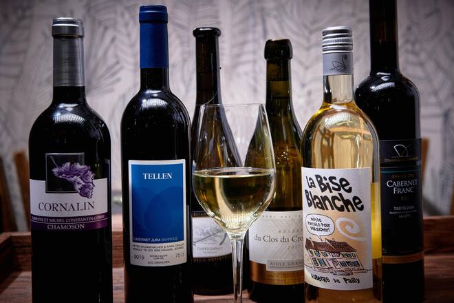 Pailly, le 2 décembre 2022, Le restaurant l'Auberge Communale la Croix dâOr à Pailly propose une cuisine de brasserie bistronomique labellisée Fait Maison basée sur les produits du terroir. . â¦ici Camille et Michel Emmet nous proposent une entrecôte parisienne et un palet Vaudois, accompagné de vins Suisse © Sedrik Nemeth