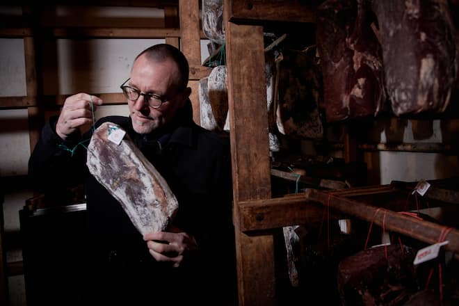 Brig le 30 novembre 2022,Metzgerei Bammatter a Naters, valorise les produits iGP suisse et locaux, ici Belinda Bammatter en compagnie de Alain Farine président de IGP suisse © Sedrik Nemeth