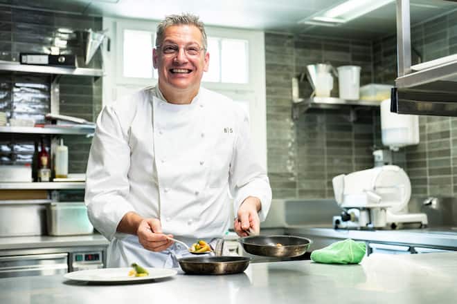 Bad Balgach, Bernd Schüsselhofer richtet Onsenei an Bernd Schützelhofer_Bad Balgach by Schützelhofer © Nik HungerÂ