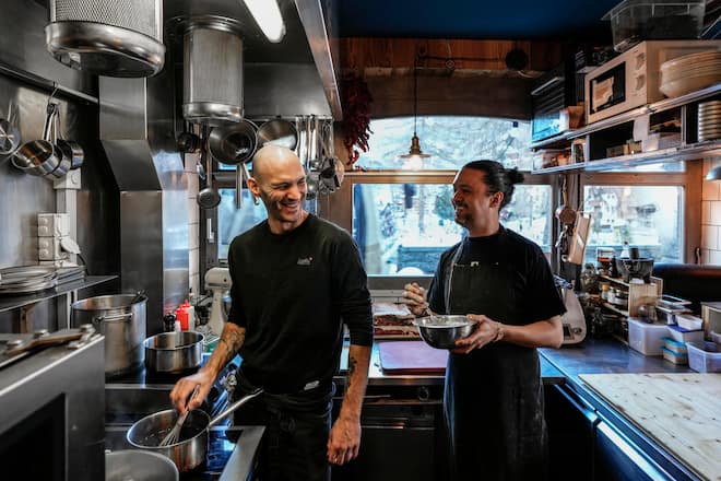 06.01.2023; Zermatt: Zermatt home of Winter; Brasserie Uno; Luis Romo (R), Küchenchef und Tommaso Guardascione, (L) Souschef. © Valeriano Di Domenico