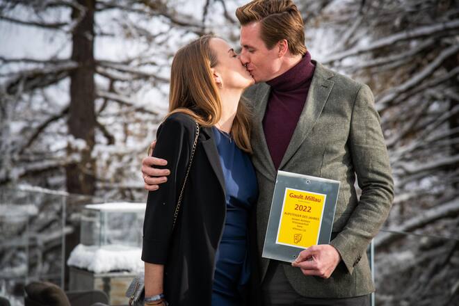 Koch des Jahres 2022 Mitja Birlo in Vals 2021; Just married! Aufsteiger Jeroen Achtien (Vitznau) mit Sanne Schuring.