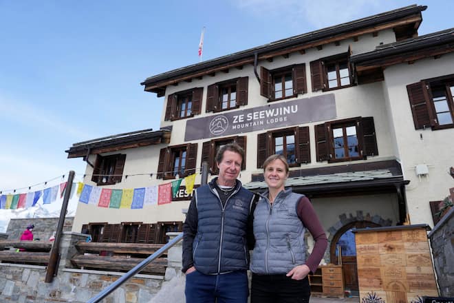 04.01.2023; Zermatt: Zermatt home of Winter; Ze Seewjinu Mountain Lodge; Die Gastgeber Kurt und Stephanie Lauber. © Valeriano Di Domenico