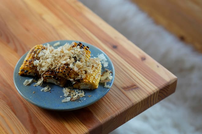 05.01.2023; Zermatt: Zermatt home of Winter; Zermatt Kollektiv: Restaurant Aroleid in Furi; Maiskolben mit Sansho-Pfeffer und Bonitoflocken. © Valeriano Di Domenico