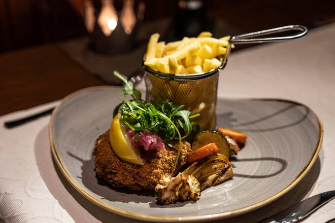 04.01.2023; Zermatt: Zermatt home of Winter; Abendfahrt Furi - Restaurant Gitz-Gädi; Uerbersicht Restaurant Gitz-Gädi. Hauptgang Kalbs Cordon bleu âClassicâ mit Pommes-frites. © Valeriano Di Domenico