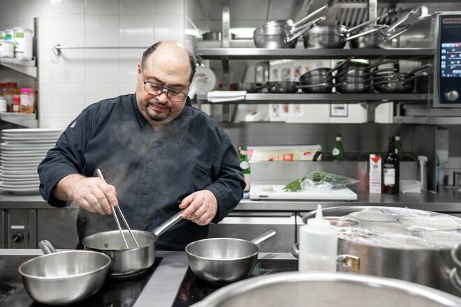22.11.2021; Zürich: GMC - Tartufata Restaurant Terrasse; Antonio Colaianni bereitet seinen Gang vor, Raviolone, Eigelb, Ricotta, Spinat und weisser Trüffel. © Valeriano Di Domenico