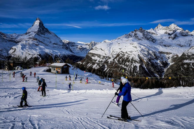 04.01.2023; Zermatt: Zermatt home of Winter; Touristen beim Skifahren in Zermatt. © Valeriano Di Domenico