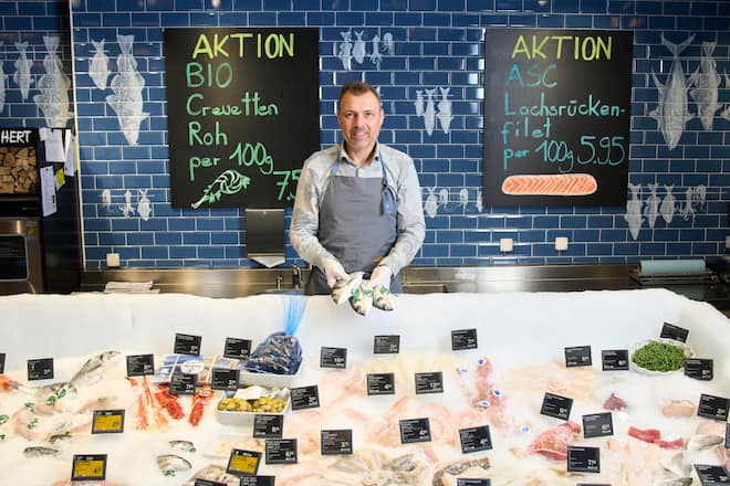 Theodor Pulver, Fischsommerlier Bell, mit Dorade, Coop Oberwil BL, 14.02.2023, Foto Lucia Hunziker