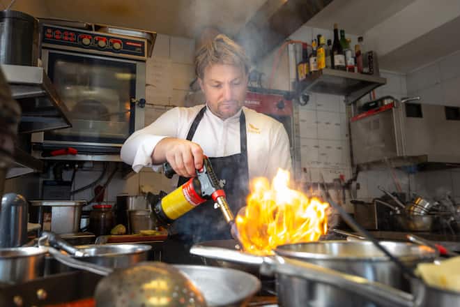 Gastgeber Siggi Tschurtschenthaler in der Küche.