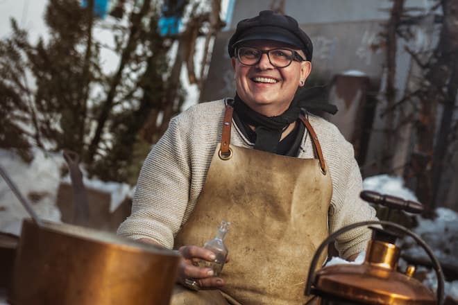 Der Hexer kocht wieder auf dem Feuerring, eine Grillschale aus Metall. Im Innern lodert das Feuer, auf dem Ring bereitet er seine Speisen zu, mit allem, was die Natur hergibt. - Stefan Wiesner, Rössli Escholzmatt - Freitag, 8.2.2019 - Copyright Olivia Pulver