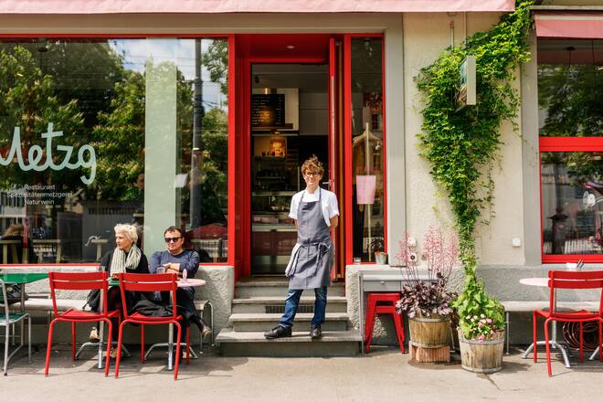 Inhabern und Köchin Marlene Halter vor ihrem Restaurant «Metzg» in Zürich