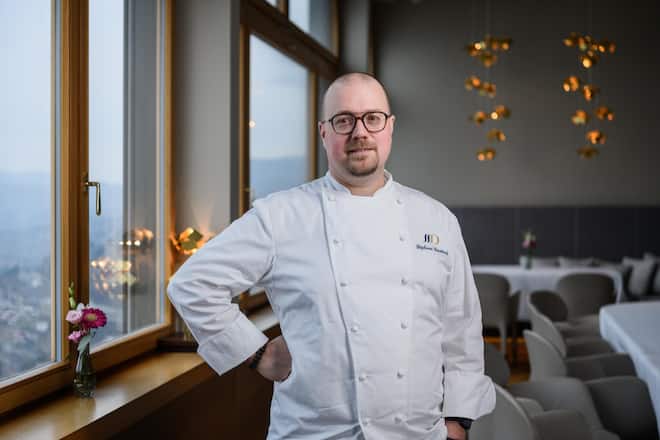 Glion (Montreux), 22 février 2023. Reportage sur le lunch experience "Le Menu Amuse-Bouche" proposé par le chef Stéphane Décotterd au restaurant Maison Décotterd installé au Glion Institute of Higher Education. Le chef Stéphane Décotterd. ©François Wavre | Lundi13
