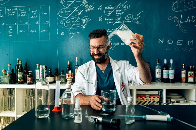 Matteo Moscatelli, Chef-Mixologe von The Living Circle, am Mittwoch (24.8.2022) in seinem Labor in Zürich. Foto: Thomas Egli