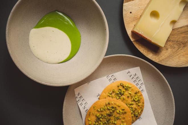 Fabian Fuchs kocht in der Neuen Taverne 2023: ShortBread, Schnittlauch, Emmenthaler