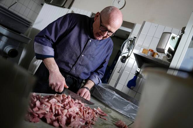 30.03.2023; Roggliswil (LU); Schwartenmagen Gasthof Ochsen; Reportage Herstellung Schwartenmagen bei Philipp Blum im Gasthof Ochsen. Im Untergeschoss befindet sich seine Metzgerei wo er die verschiedene Fleischprodukte selber herstellt. © Valeriano Di Domenico