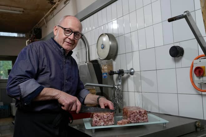 30.03.2023; Roggliswil (LU); Schwartenmagen Gasthof Ochsen; Reportage Herstellung Schwartenmagen bei Philipp Blum im Gasthof Ochsen. Im Untergeschoss befindet sich seine Metzgerei wo er die verschiedene Fleischprodukte selber herstellt. © Valeriano Di Domenico