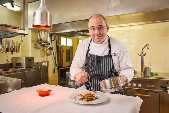 Zubereitung Lammkotelett / Lamm-Rex vom Surselva Lamm in der Kräuterkruste, Artischoken und Karotten, Bagna-Cauda-Sauce, Bündner Bramata-Polenta. Manuel Reichenbach von der Casa Tödi in Truns GR, 20.03.2020. Foto Lucia Hunziker Casa Tödi, Casa Toedi, Manuel Reichenbach, Trun, neu getestet © Lucia Hunziker