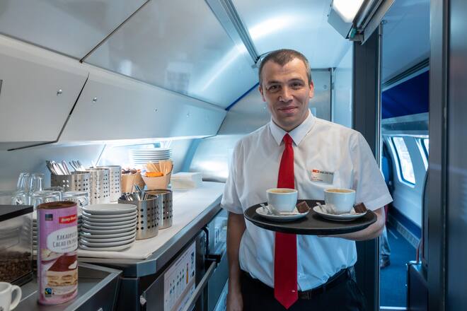 Speisewagen SBB.Story mit Journalist Daniel Herz Böniger. Fotografiert am 27.04.2023 auf der Zugstrecke Zürich-Bern. SBB Mitarbeiter
