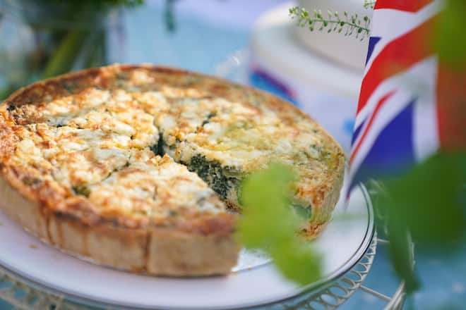 The official coronation quiche at a Coronation Big Lunch hosted by the Archbishop of Canterbury, at Westminster Abbey, in central London. Picture date: Tuesday April 18, 2023. (FOTO: DUKAS/PA PHOTOS)