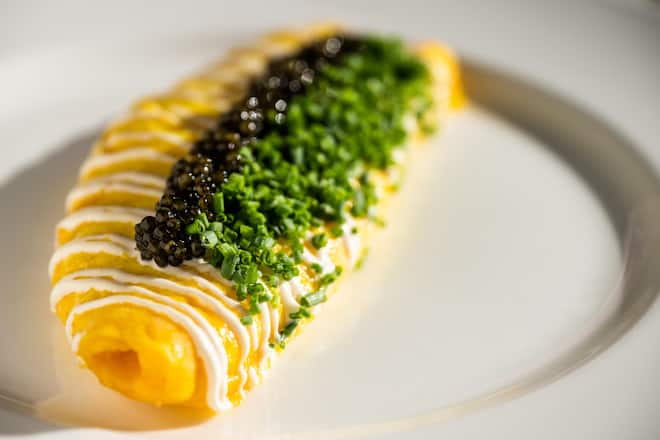 Heiko Nieder kocht Frühstück 2022: Gericht: Omelette, Crème fraîche, Schnittlauch mit Oscietra Kaviar.Â