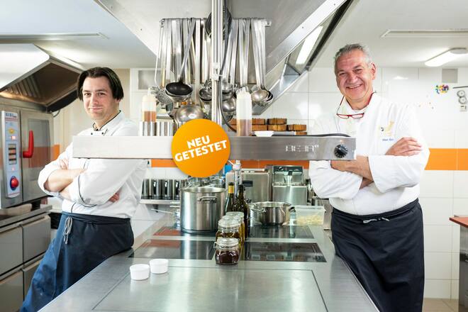 Sternen Pfungen, Vater Max mit Sohn Raphael Gut in der Küche