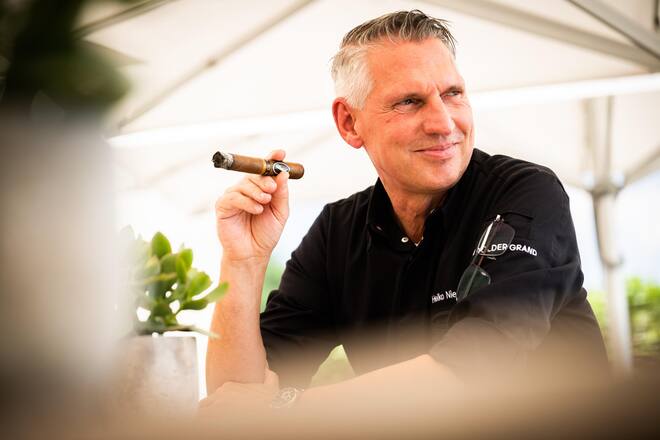 Starkoch Heiko Nieder mit einer Davidoff-Zigarre