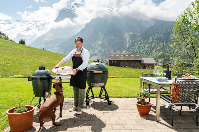 Geni Hess Junior, in seiner Wohnung in Engelberg, Loup de Mer in Salzkruste