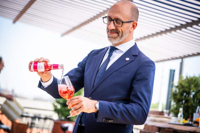 Nontas Sampatakos mixt Drinks mit Swiss Mountain Spring 2023