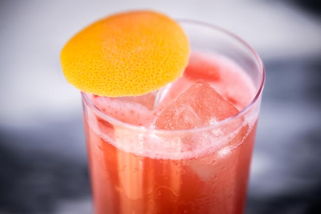 Nontas Sampatakos mixt Drinks mit Swiss Mountain Spring 2023