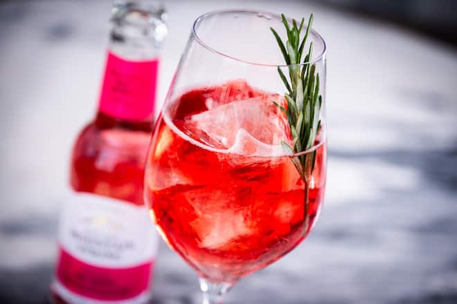 Nontas Sampatakos mixt Drinks mit Swiss Mountain Spring 2023