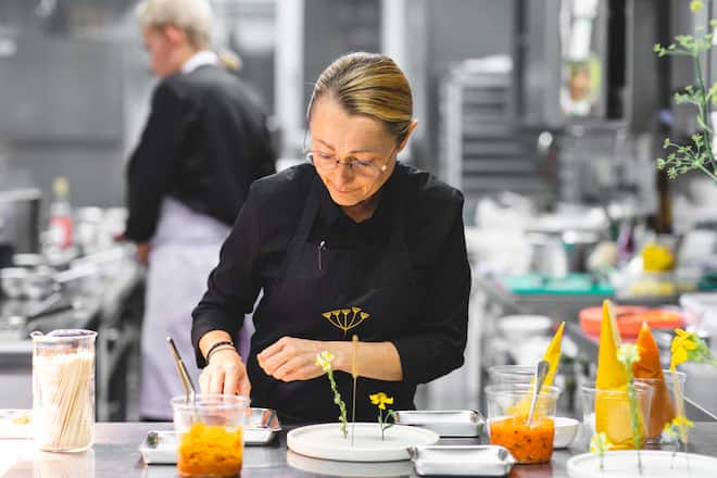 Tanja Grandits Pressematerial Team und Küche © Digitale Massarbeit Koch des Jahres 2020, Tanja Grandits