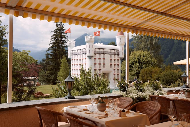 Terrasse eines Luxushotel mit Hüpfburg im Hintergrund