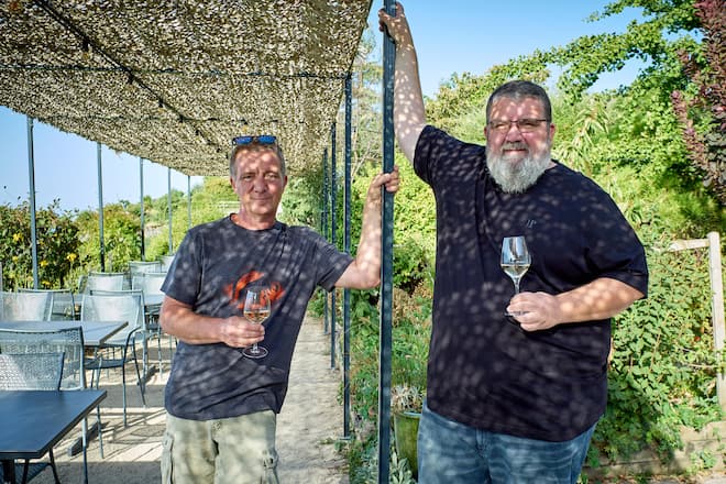 Eric et Bertrand Bovy, du domaine Bovy invite une therapie par le vin avec pour gommage le marc de vin moulin et pour lâenveloppement de la lie de vin et en prenant le bain un verre du chasselas © sedrik Nemeth