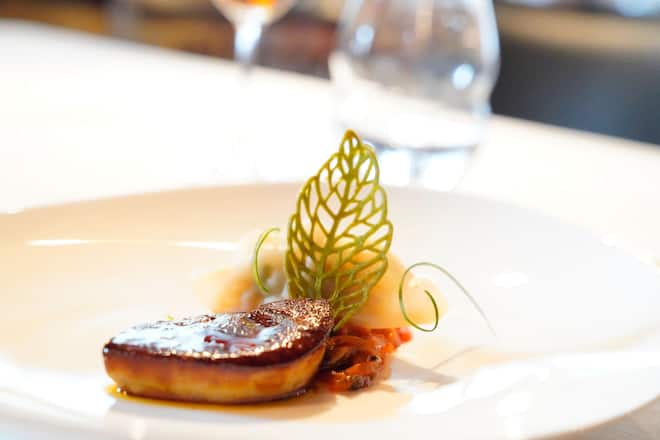 Gebratene Entenleber auf Kimchi mit DimSum (gefüllt mit Glasnudeln) Gasthaus Löwen in Menzingen Tanja & Franco Körperich © HO vom Gasthaus