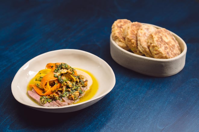 Kartoffelfladenbrot, Rindssaftplätzli, Gemüsesalat, Gelberbsendip - Michaela Frank, Küchenchefin Kulturlokal Rank, Zürich - für Coop - 07/2023 - Copyright Olivia Pulver