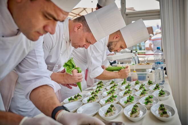 Crans Montana le 2 et 3 septembre 2023 , l EUROPEAN OMEGA MASTERS, tournoi de golf prestigieux sur le haut plateau , Franck Giovannini, chef étoilé de lâhôtel de ville de Crissier, a préparé pour 25 privilégiés sur le stand de l ASGIun menu en en couleurs avec un accord de vin de la Cave jean rené Germanier à Vétroz présenté par Gilles BESSE. © Sedrik Nemeth