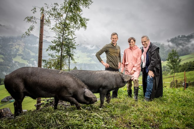 Bei Carla und Peter Zumbühl mit Alpsäuli in Grafenort