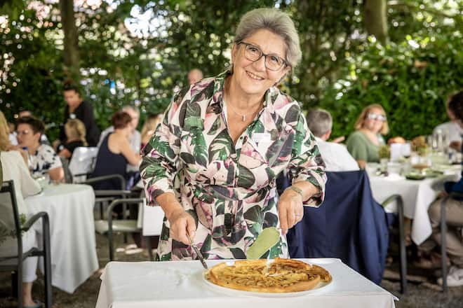 Mutter von Martin Thommen mit Bären Apfelkuchen