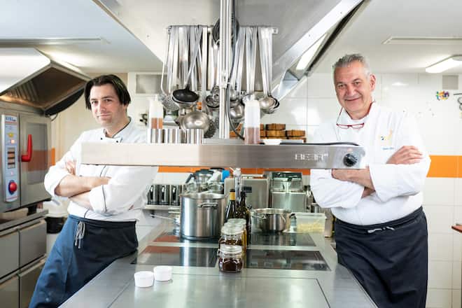 Sternen Pfungen, Vater Max mit Sohn Raphael Gut in der Küche