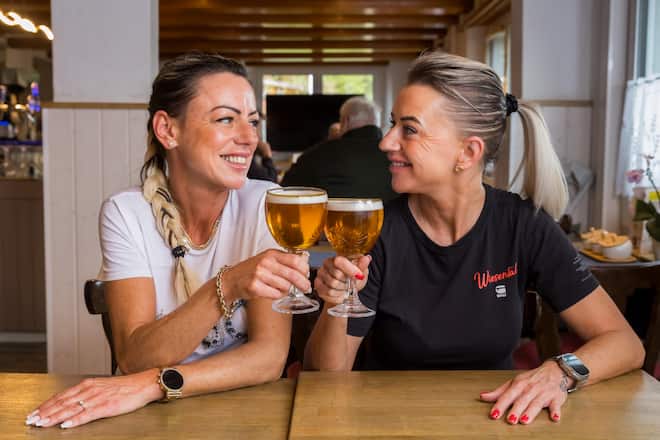 Die Schwestern Alexandra und Viktoria Barillò schenken in ihrem «Spunten» vorwiegend Grimbergen aus. Geschwister iBarillo Fotografiert in Horgenberg am 26 Oktober 2023 Die Schwestern Alexandra und Viktoria Barillò schenken in ihrem «Spunten» vorwiegend Grimbergen aus. Das Bier passt auch zu Wurstkäsesalat u.ä. © Salvatore Vinci