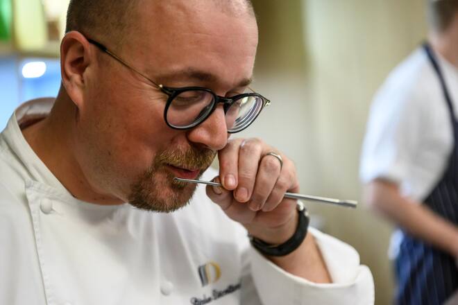 Atelier "cuisine de la chasse" avec le Chef Stéphane Décotterd en compagnie du journaliste Daniel Böniger. Maison Décotterd, Glion, 21 octobre 2023.