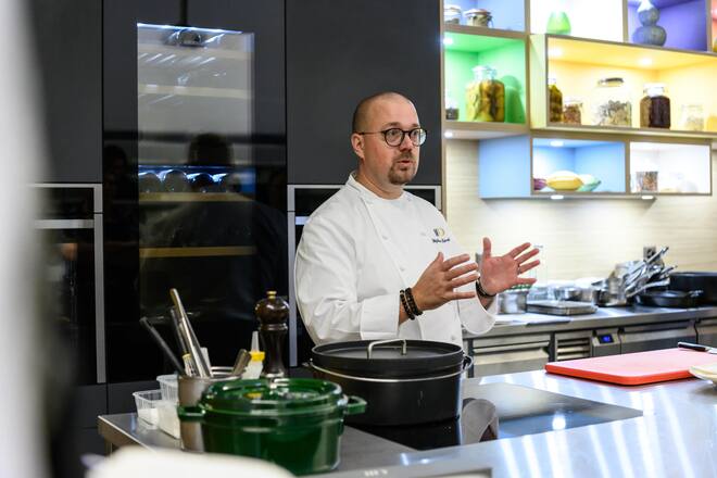 Atelier "cuisine de la chasse" avec le Chef Stéphane Décotterd en compagnie du journaliste Daniel Böniger. Maison Décotterd, Glion, 21 octobre 2023.