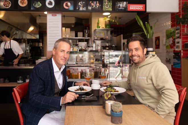 BT_Planted Chicken. Mittagessen im Restaurant Brenso mit Pascal Bieri. Fotografiert in Zürich am 14.09.2023 Böni in Diskussion/ beim Essen mit Pascal Bieri