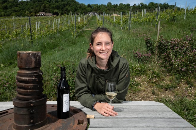 14.05.2020 - Fechy / La Colombe Vin. Nom : Laura Paccot et son Raymond. Laura est la 4ème génération à reprendre l'entreprise après le père Raymond. Photo Darrin Vanselow © L'illustre Raymond Paccot, Laura Paccot, Domaine La Colombe, Féchy © Darrin Vanselow