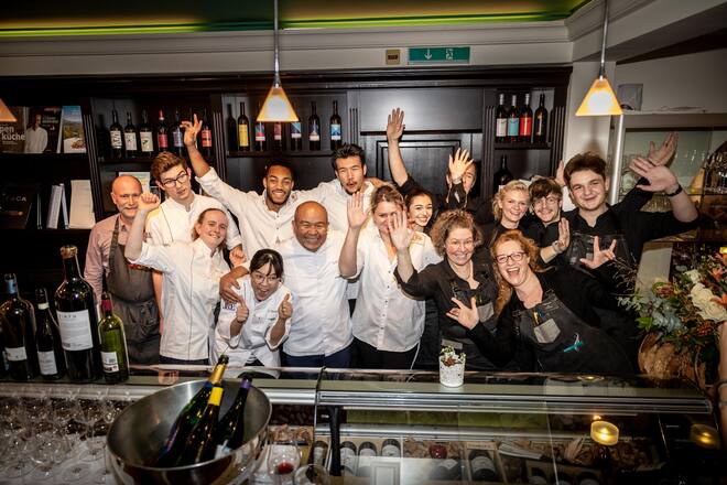 Team mit Chef Domingo S. Domingo und Gründer und Mitinhaber Urs Messerli laden zum Jubiläum ihres Restaurants mille sens. Galadiner mit Wein. Bern Schweizerhof Passage. ©David Birri