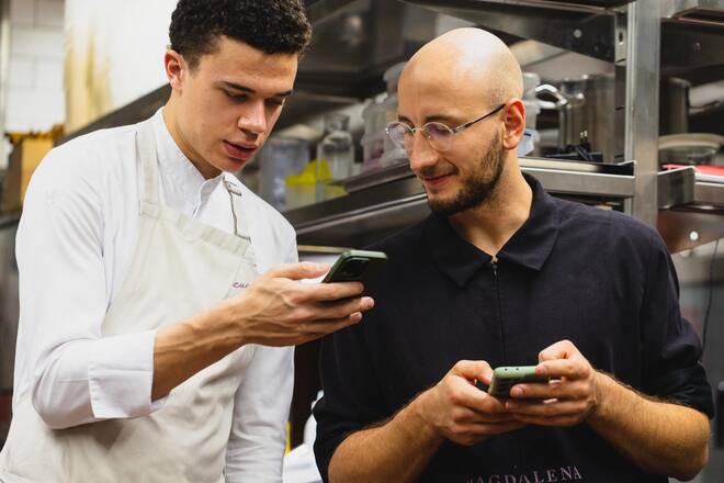 Tauschen die heissen Lieferanten-Kontakte: ...... und Jonathan Pichler.