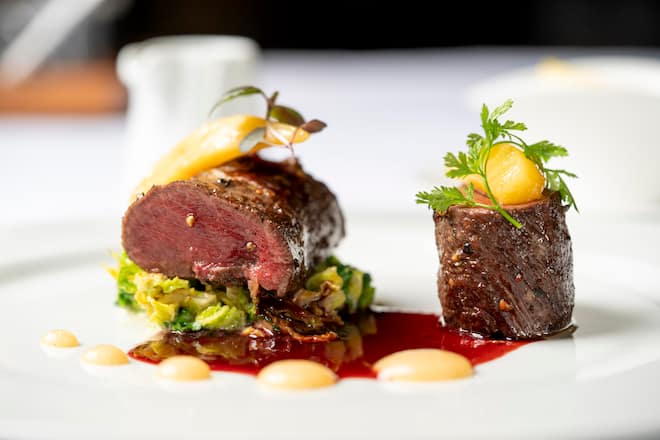 Wine & Dine, Casino Luzern, Rehrückenfilet auf Rahmwirsing, mit glasierten Quitten, Tessiner Polenta parfumiert mit Trüffelbutter und Zimtfeigenjus