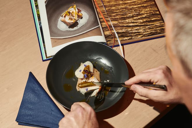 GMC: Böniger tranchiert Pure Tiefe das neue Fisch-Kochbuch von Andreas Caminada, Zürich, ZH