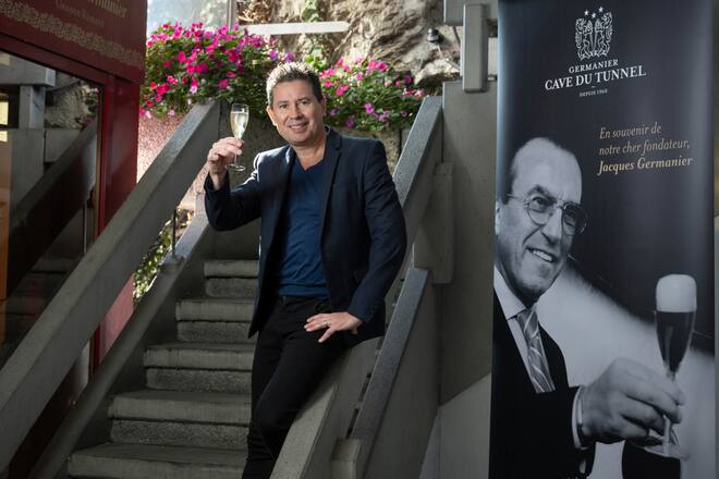 Patrice Rudaz, Direktor des Weingutes mit Foto des Gründers Jacques Germanier